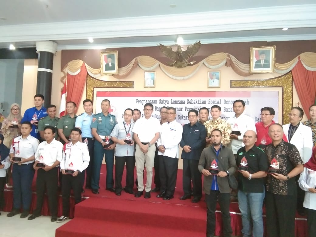 Gubernur Sumbar Irwan Prayitno bersama para pendonor darah yang mendapat penghargaan dari PMI